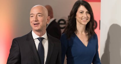 Jeff Bezos, fundador de amazon, con su entonces esposa, MacKenzie, en Berlín en abril de 2018.