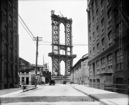 De Salignac documentó la construcción de los puentes de la ciudad, como este de Manhattan, tomado desde la calle Washington. (Foto: New York City Municipal Archives, Department of Bridges/Plant & Structures)