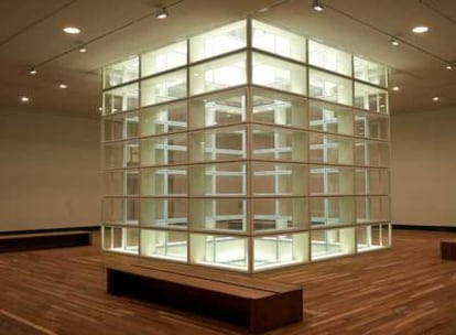 La <i>linterna </i><b>comunica, mediante una cristalera, el claustro superior con las salas de exposiciones inferiores</b>.