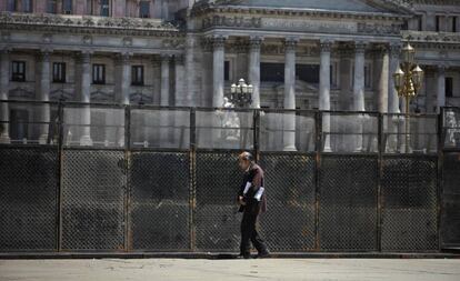 Una valla metálica protege el Congreso argentino durante el debate por el presupuesto.