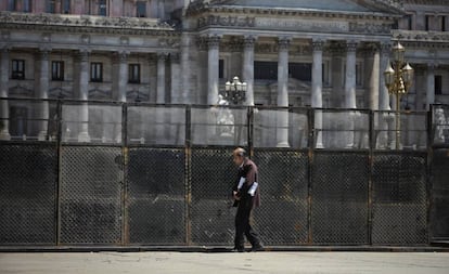 Una valla metálica protege el Congreso argentino durante el debate por el presupuesto.