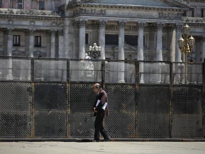 Una valla metálica protege el Congreso argentino durante el debate por el presupuesto.