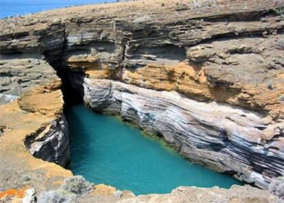 Formación geológica con entrada de agua de mar en el islote Alegranza.