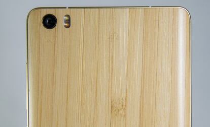 La trasera de bambú del Xiaomi Note Pro.