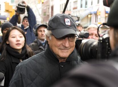 Bernard Madoff, rodeado de periodistas, a las puertas de su edificio en Nueva York, en diciembre del año pasado.
