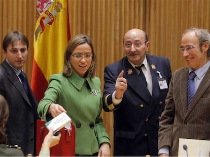 Carme Chacón, en el centro, con parte de su equipo en el Congreso.