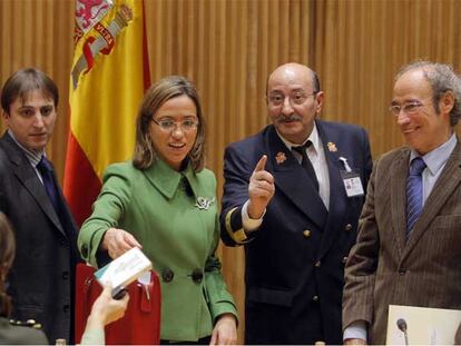 Carme Chacón, en el centro, con parte de su equipo en el Congreso.