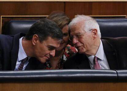 El presidente del Gobierno en funciones, Pedro Sánchez; la vicepresidenta en funciones, Carmen Calvo y el ministro de Exteriores en funciones, Josep Borrell, conversan en el Congreso de los Diputados. El presidente del Ejecutivo recordó con respecto al tema del Brexit que España es el país de la UE con más británicos en su territorio.