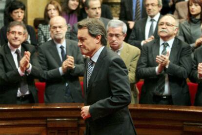 El líder de CiU, Artur Mas, recibe la felicitación del Gobierno en funciones tras ser investido presidente por el Parlamento de Cataluña.