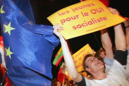 Un joven muestra un cartel a favor del <i>s</i> en el mitin socialista celebrado anoche en Lille.