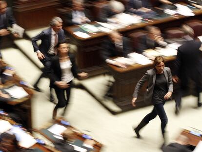Varios diputados corren para llegar a la votación en la Cámara de Diputados, en Roma.