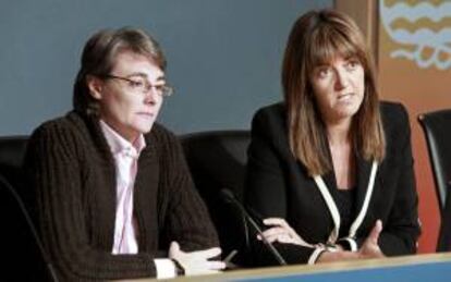 La consejera de Interior, Justicia y Administración Pública, Idoia Mendia (d), y la directora de Justicia, Maite Higueras, durante la presentación hoy en Bilbao del resumen de actividad del Servicio de Mediación Hipotecaria del Gobierno Vasco.