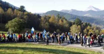 Los trabajadores de Edesa, filial de Fagor Electrodomésticos, han concluido hoy ante la sede de la Corporación Mondragón en Arrasate (Gipuzkoa) su marcha desde la factoría de Basauri (Bizkaia) para protestar contra el cierre de la empresa.