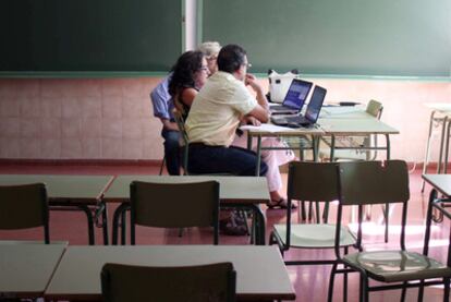 Profesores del Instituto Vega del Jarama, de San Fernando de Henares, cuadrando los horarios.