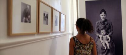 Una mujer observa los retratos de la exposición Almayso.