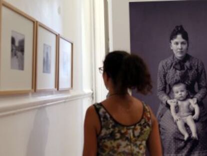 Una mujer observa los retratos de la exposici&oacute;n Almayso.