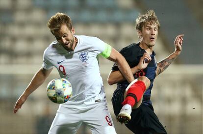 Harry Kane lucha por la pelota con Jedvaj.