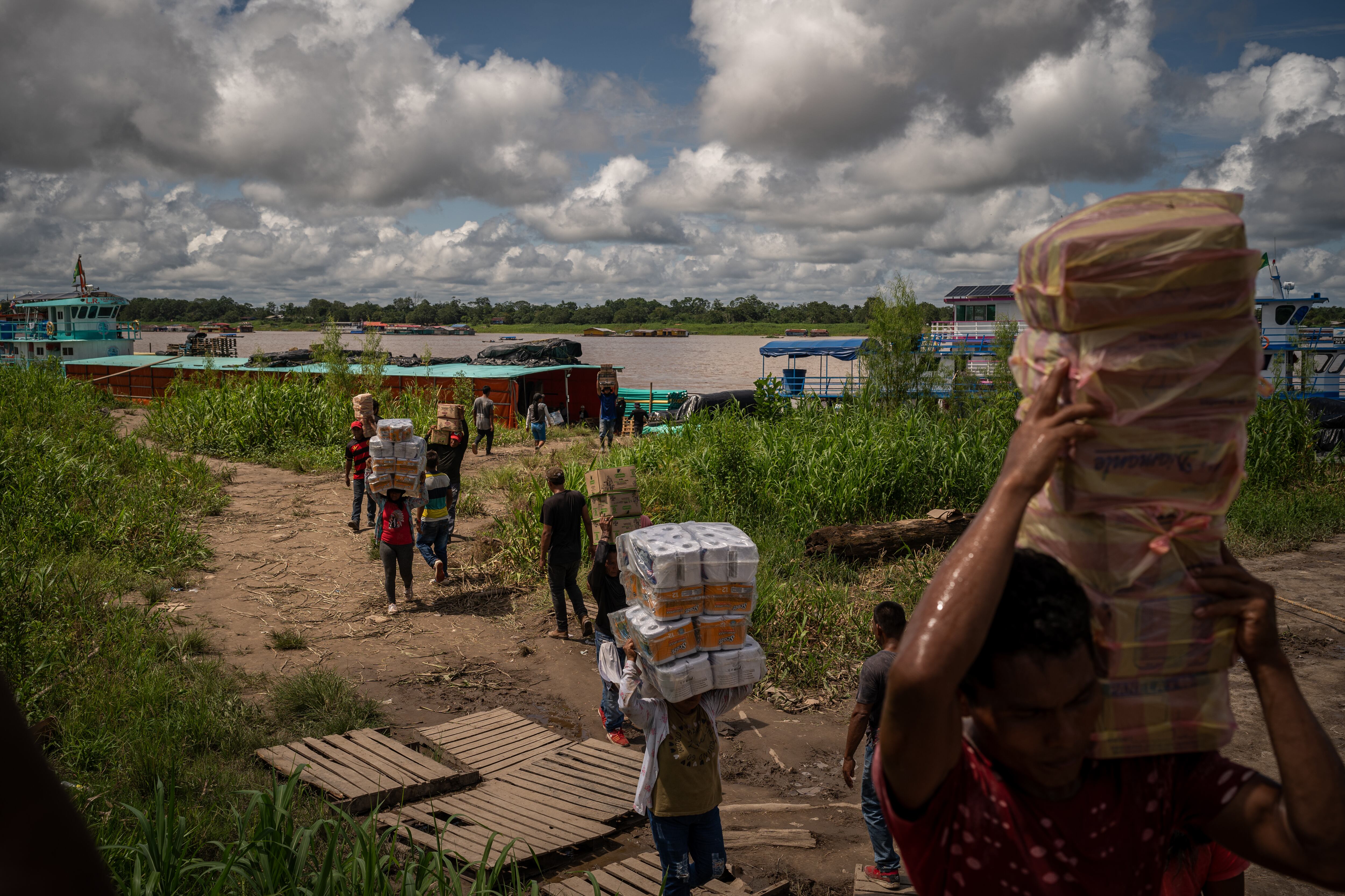 Comerciantes dejan cargas de mercancía en el puerto de Leticia, en el Amazonas (Colombia) el 11 de diciembre del 2024. 