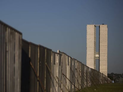 Muro dividindo a esplanada dos ministérios