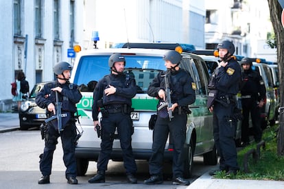 Agentes patrullan después de que un supuesto terrorista resultase abatido cerca del consulado israelí y del museo sobre la historia de la era nazi, en Múnich, este jueves 5 de septiembre.