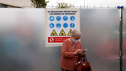 Una mujer consulta su teléfono en el hospital Virgen de la Macarena, en Sevilla.