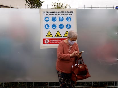 Una mujer consulta su teléfono en el hospital Virgen de la Macarena, en Sevilla.