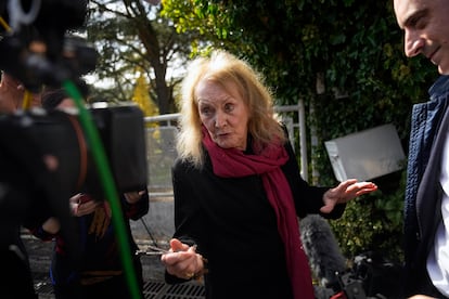 Annie Ernaux atiende a los medios a las puertas de su casa en Cergy-Pontoise, París, poco después de darse a conocer el fallo del Nobel.