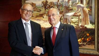 Eduardo Ferrer Perales, presidente de Ruralcaja (a la izquierda), sella la fusi&oacute;n con Antonio P&eacute;rez Lao, presidente de Cajamar, en Valencia.