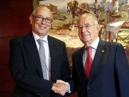 Eduardo Ferrer Perales, presidente de Ruralcaja (a la izquierda), sella la fusi&oacute;n con Antonio P&eacute;rez Lao, presidente de Cajamar, en Valencia.