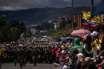 Cientos de personas se apostaron a lo largo de la ruta para acompañar todo el recorrido militar. 