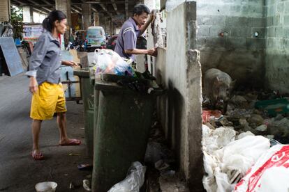 La suciedad y la miseria de Khlong Toei contrasta con la modernidad de la capital de Tailandia, alumbrada por pantallas de televisin y las luces de los grandes centros comerciales