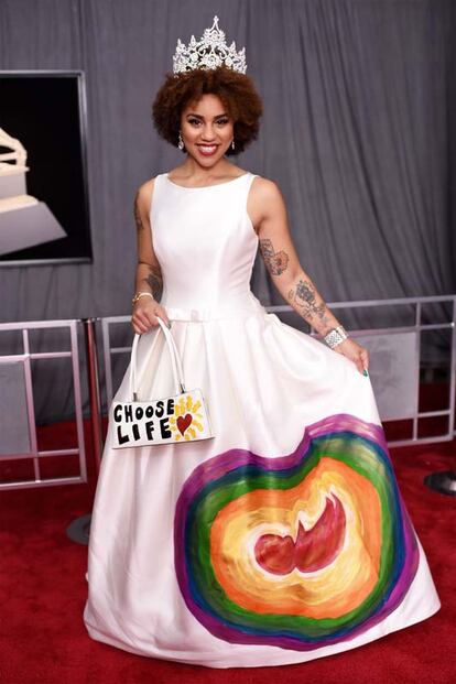 La cantante Joy Villa, que el año pasado lució un vestido pro-Trump, apostó esta edición por un diseño nupcial de Pronovias customizado. En la parte inferior del vestido se puede ver el dibujo de un feto y en el bolso la frase "elige la vida". Un look antiaborto que ha sido muy comentado en redes sociales.