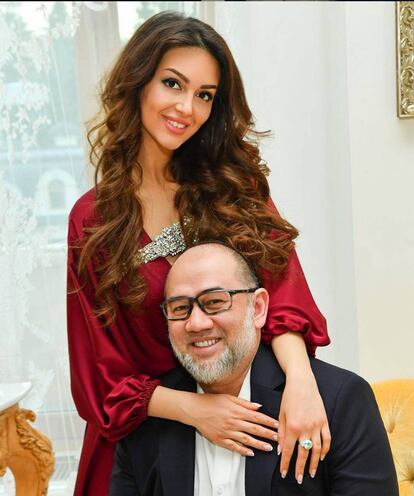 Rihana Oksana Voevodina y el rey de Malasia, en una foto que ella publicó en su Instagram en junio.