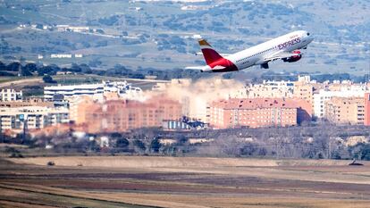 Vista panorámica del aeropuerto Adolfo Suárez de Madrid. Un avión de Iberia Express despegando.