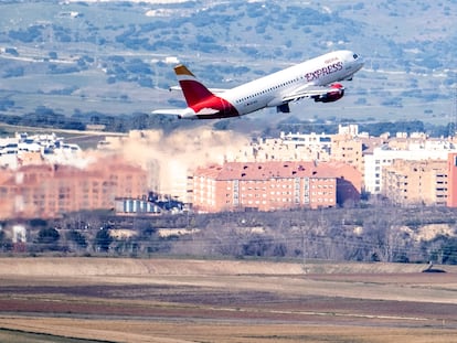 Vista panorámica del aeropuerto Adolfo Suárez de Madrid. Un avión de Iberia Express despegando.