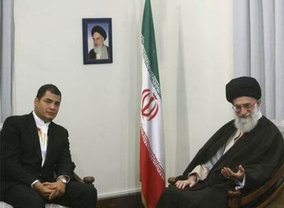 El presidente de Ecuador, Rafael Correa (izqda.) junto al ayatolá Sayed Alí Jamenei, durante el encuentro que ambos dirigentes han mantenido en Teherán con motivo de la visita del mandatario ecuatoriano a Irán.