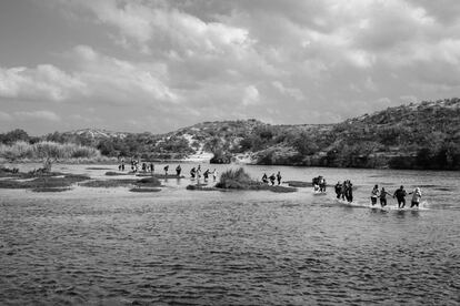 Un grupo de migrantes venezolanos cruza el río Grande en Texas tras una travesía de meses huyendo de su país.<br><br><i>Entre los múltiples destinos de América Latina destaca uno generalmente dramático: migrar. Fotografiar en el continente significa ser testigo de historias de trauma, desigualdad e injusticias que han destrozado la región durante generaciones. He decidido contar historias de comunidades abandonadas, crisis migratorias masivas, conflictos y cambio climático.</i></br>