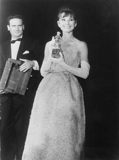 Preciosa y sonriente, sosteniendo su premio David Di Donatello, en 1962.