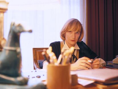 Françoise Sagan, en el escritorio de su casa en París, en 1983.