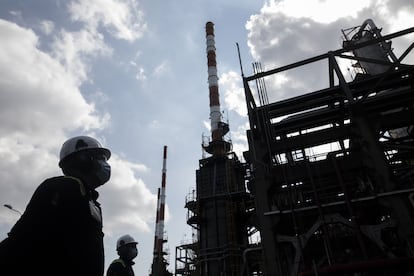 Trabajadores de la refinería de Barrancabermeja en Colombia, en febrero de 2022.