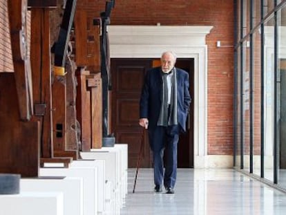 El artista Néstor Basterretxea, hoy en la sala del Museo de Bellas Artes que muestra la 'Serie Cosmogónica Vasca'. 