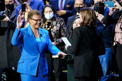 Karen Bass juró el cargo el domingo en una ceremonia a la que acudió la vicepresidenta, Kamala Harris, en el teatro Microsoft de Los Ángeles.