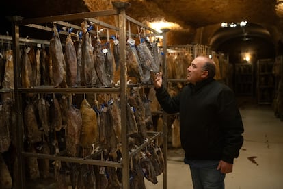 Gordón, en una de las bodegas donde se cura la cecina.