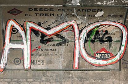 Cartel informativo en la antigua estación de Chamberí, cubierto ahora por los <i>graffitis.</i>
