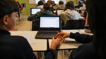 Alumnos en clase usando portátiles, en una escuela del área de Barcelona.