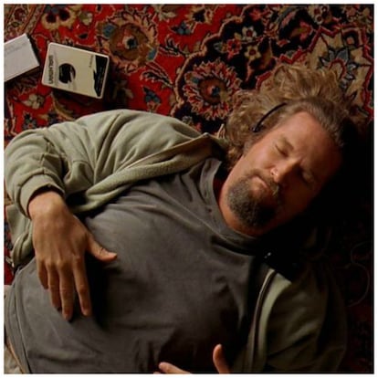 <strong>De qué va</strong>. El Nota (Jeff Bridges) se mete en líos de mafiosos cuando es confundido con otro Jeff Lebowski. Secuestros, maletines, rescates, bolos, laca de uñas verde y una banda (des)organizada, autodenominada "los nihilistas", amenizan la vida de El Nota.
<strong>Por qué nos hace más inteligentes</strong>. Porque condensa la filosofía nihilista y nos incita a disfrutar el momento. En realidad el único nihilista de la película es El Nota. Y representa con total naturalidad la filosofía nihilista más doméstica y cotidiana. Mientras el resto de personajes se aferran a códigos de valores morales (Walter y la guerra de Vietnam), familiares (Maude, obsesionada con proteger a su padre y con procrear), económicos (la falsa banda de secuestradores) o competitivos (Jesús y su fervor con la liga de bolos), El Nota solo quiere recuperar su alfombra porque "realmente le daba ambiente a la habitación". Él no cree en nada más que en lo que tiene delante en cada momento.