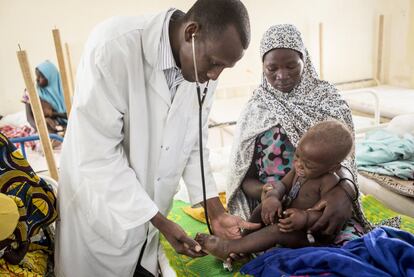 El doctor Adamou Abass, de 33 años, ausculta a la pequeña Cahmsidine, de 18 meses, ante los ojos atentos de su madre, Amdame Oumarou. El doctor Abass es natural de Gouré, en la región de Zinder, y está al frente del CRENI de Mayahí desde enero de 2016. Un año y medio antes recibió una formación de Control de Calidad a través de ACF que le ha dado herramientas para una mejor gestión del centro relacionadas con el proceso de admisión, la higiene y la sensibilización.