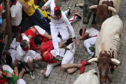 La manada de la ganadería de José Escolar Gil durante el tercer encierro de San Fermín 2016.