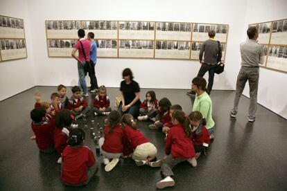Un grupo de niños de visita en el Macba de Barcelona.