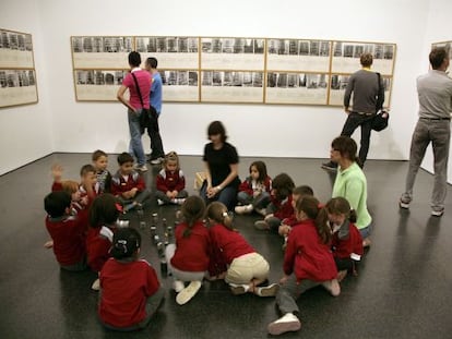 Un grupo de niños de visita en el Macba de Barcelona.